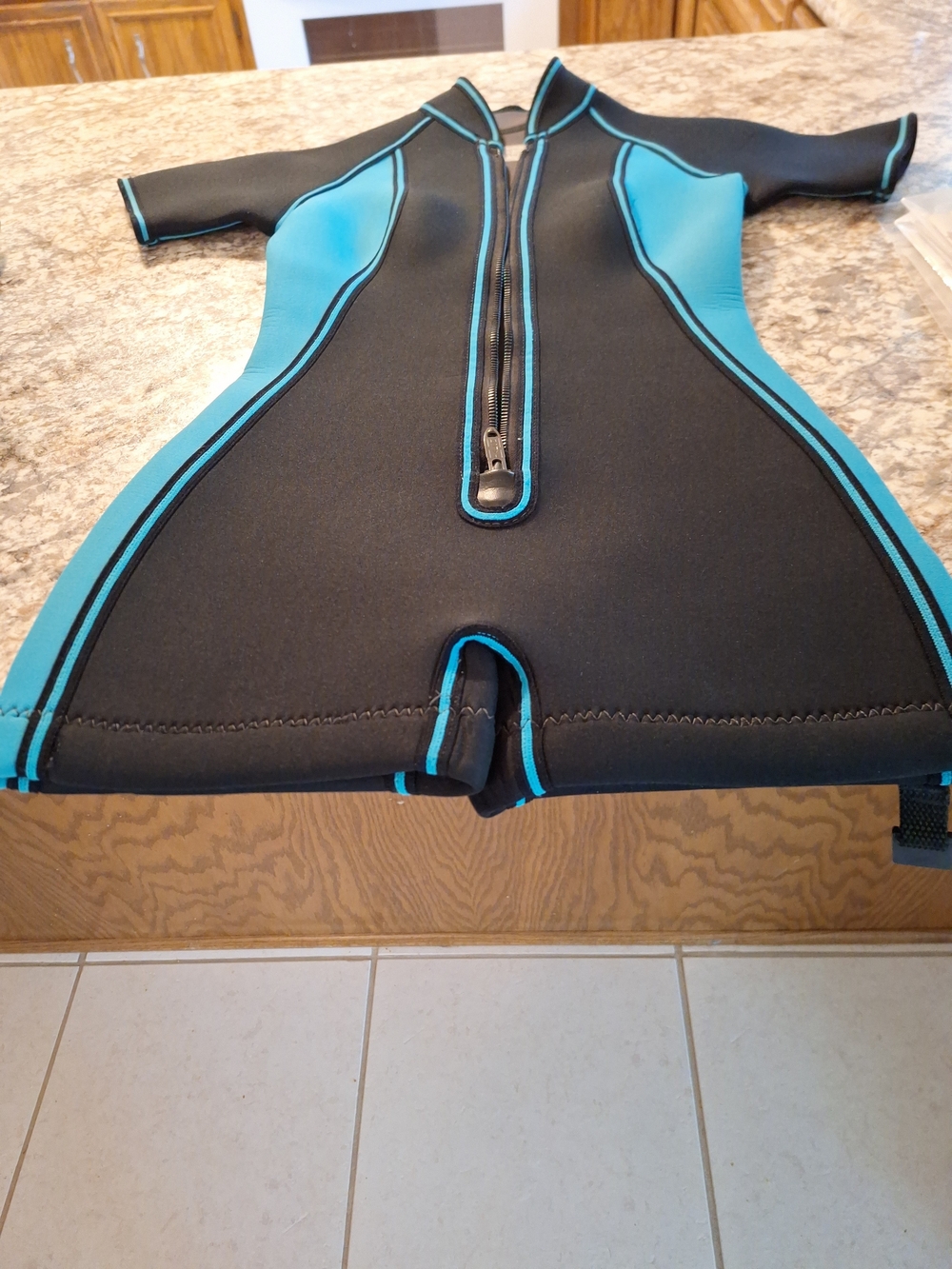 Women’s Talon Front-Zip Short Sleeve Neoprene Swim Suit - Black & Teal